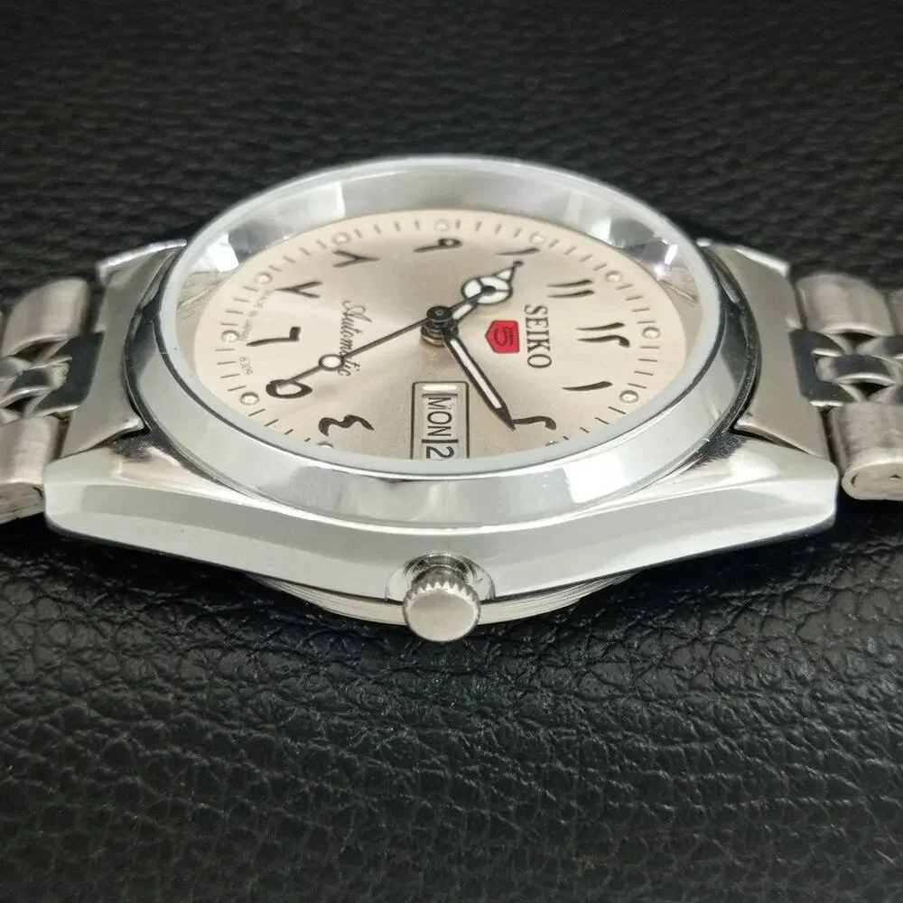 Vintage 1972 Seiko Automatic Mens Silver Watch W/daydate & Red Accents